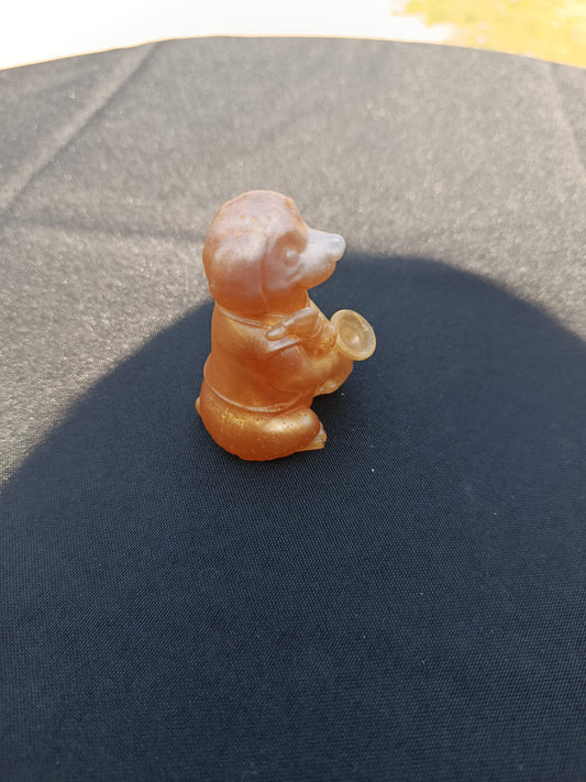 Petit chien avec son instrument