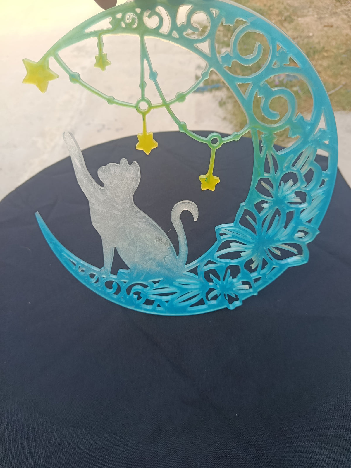 Lune avec chat agile touchant les étoiles holographique