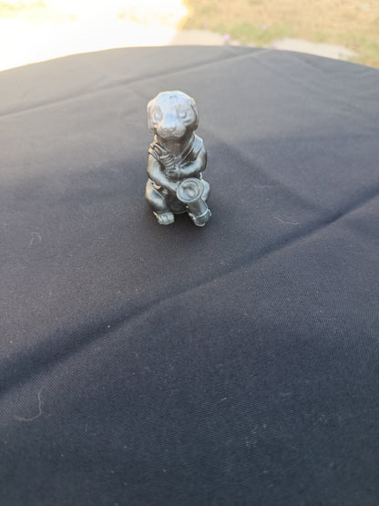 Petit chien avec son instrument