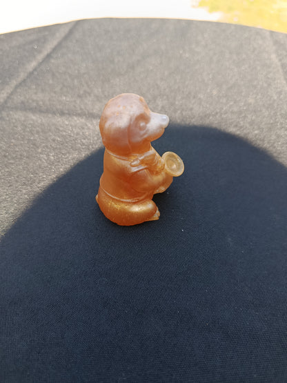 Petit chien avec son instrument