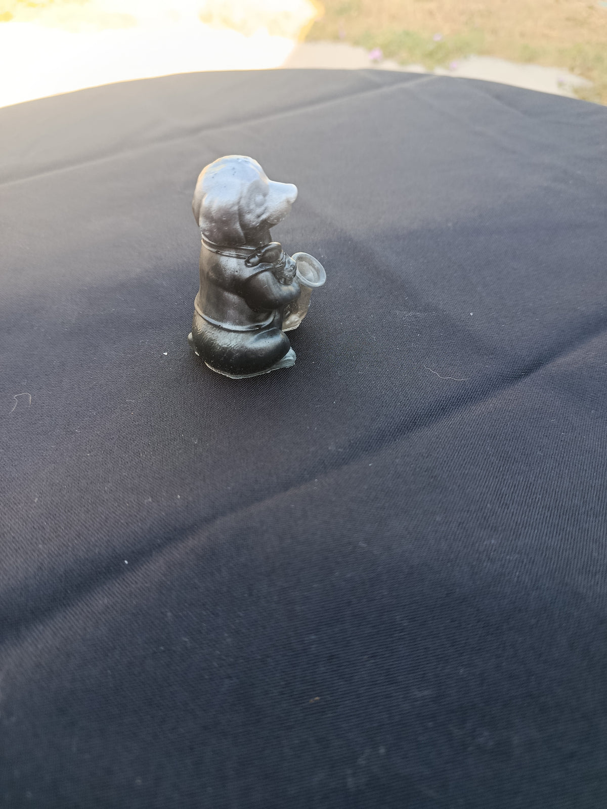 Petit chien avec son instrument