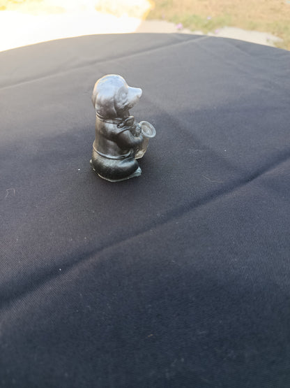 Petit chien avec son instrument