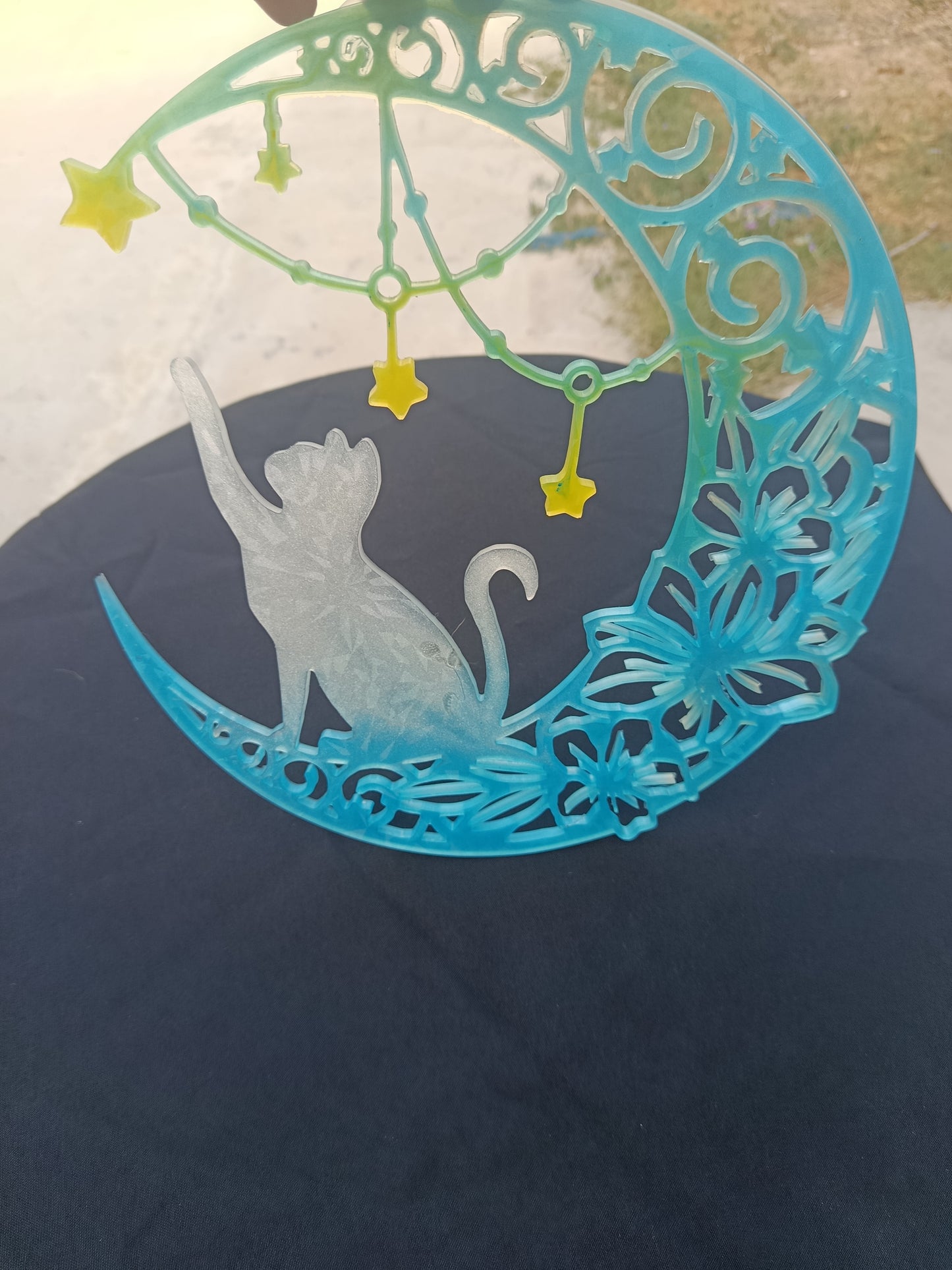 Lune avec chat agile touchant les étoiles holographique